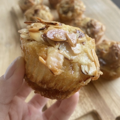 praline cinnamon roll muffins